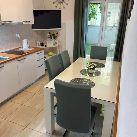 Sea Life With Terrace And Barbecue Appartamento Makarska