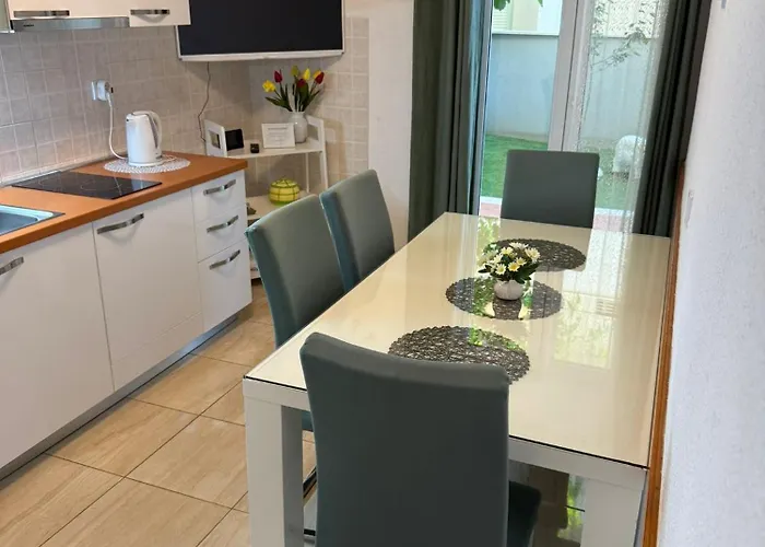 Sea Life With Terrace And Barbecue Apartment Makarska